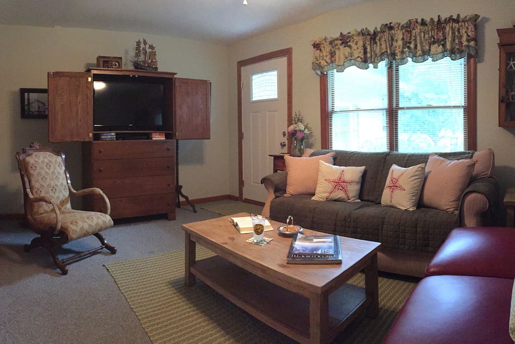 Suite's Queen
Sleeper Sofa, TV and Blu-ray DVD