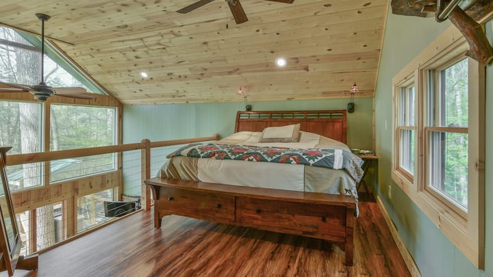 Loft w/king sized bed