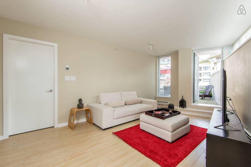 Spacious condo peace & quiet. Convinenent location in downtown steps away gastown with famous restaurants
Show photo list