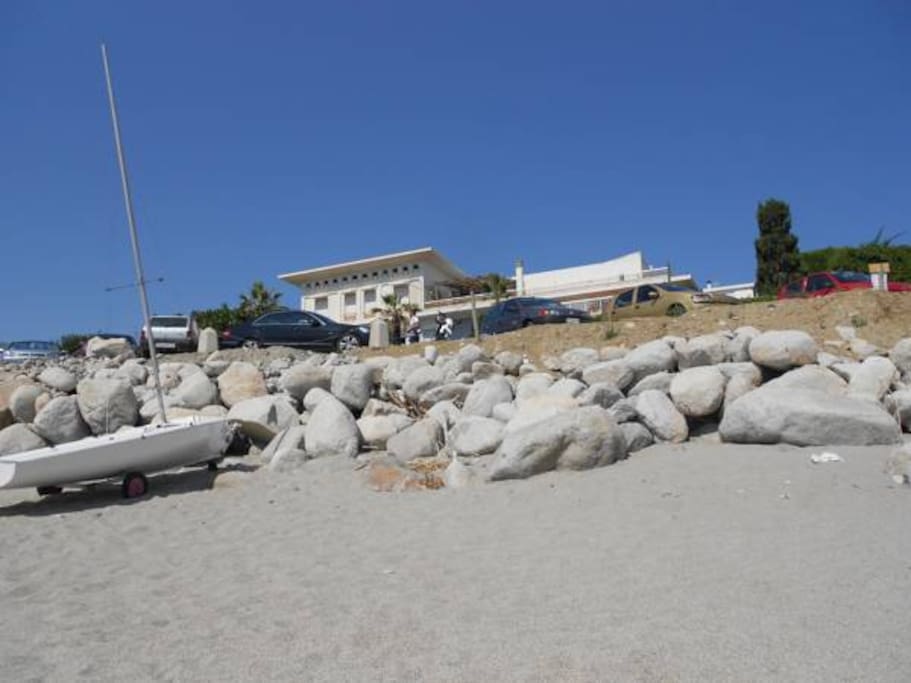 Vista della Villa Tempio di Apollo dalla spiaggia.