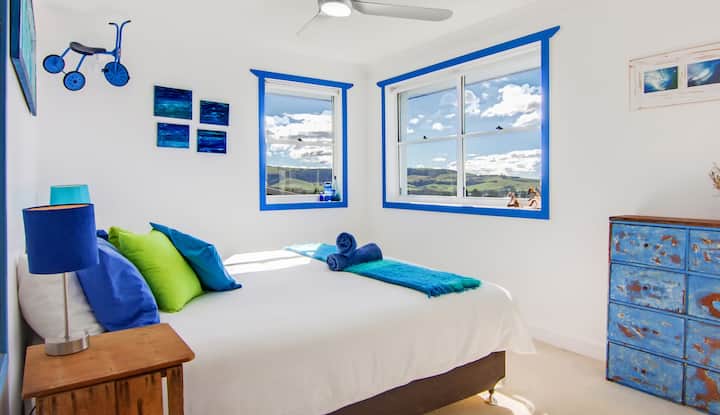 ลองจินตนาการว่าตื่นขึ้นมาเห็นวิวนี้! ห้องนี้มีเตียงขนาดคิงไซส์ หรือจะจัดเป็นเตียงเดี่ยว 2 เตียงก็ได้