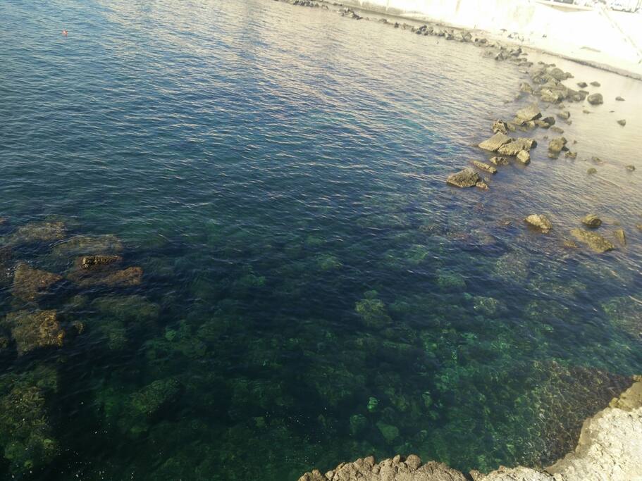 Transparent water of the small beach - Acqua trasparente della piccola spiaggia