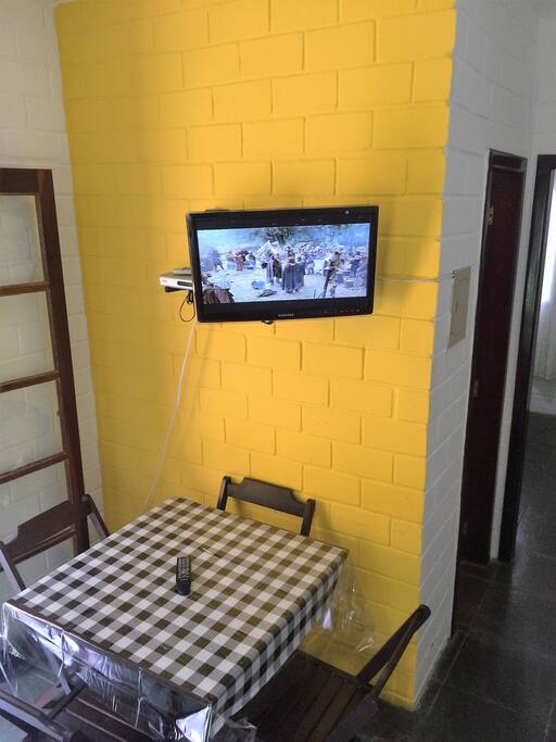 Mesa com 4 cadeiras, para as refeições e TV de Led com receptor de parabólica.