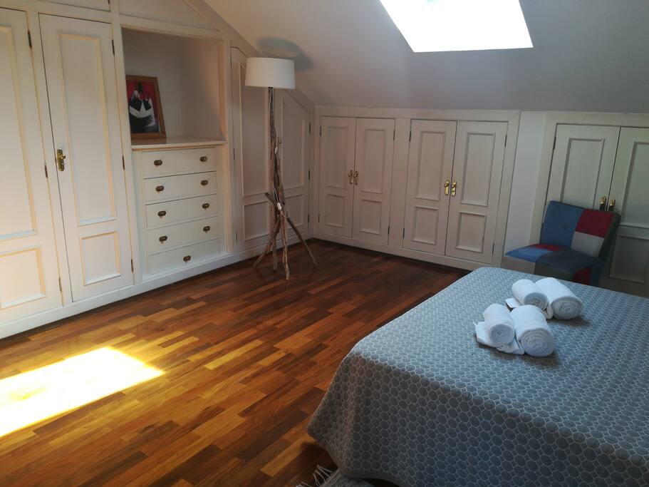 Habitación principal.
Velux con vistas a La Clerecía.
