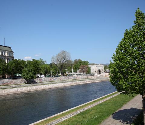 Designer Apartment in heart of city - River view!
