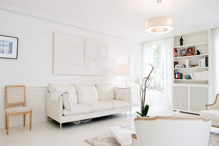 Luxurious 2 bedrooms apartment gallery image 3