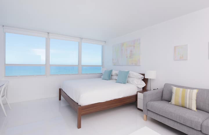 New 14th Floor Beachfront 180º Oceanview Apartment