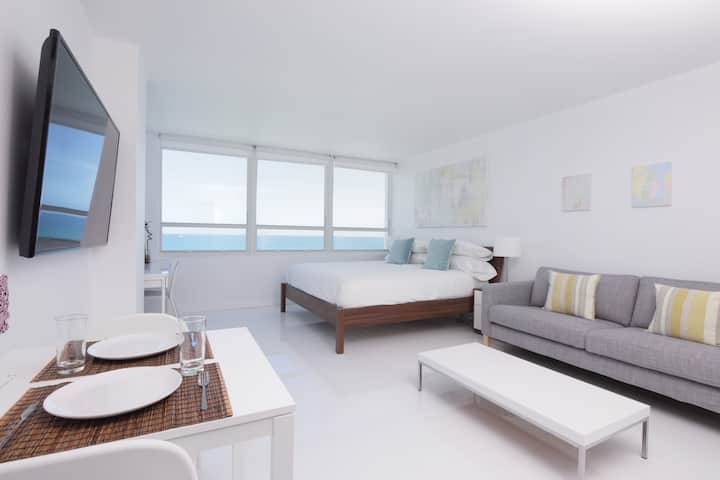 New 14th Floor Beachfront 180º Oceanview Apartment