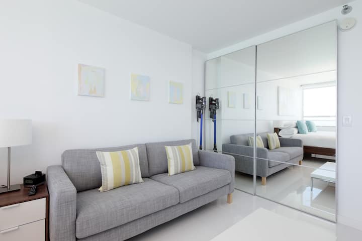 New 14th Floor Beachfront 180º Oceanview Apartment