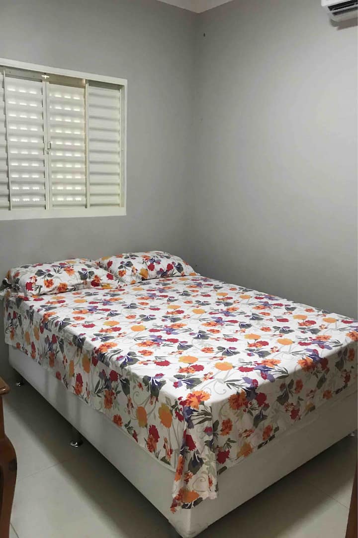 Chumba cha kulala mara mbili - godoro jipya la sponji