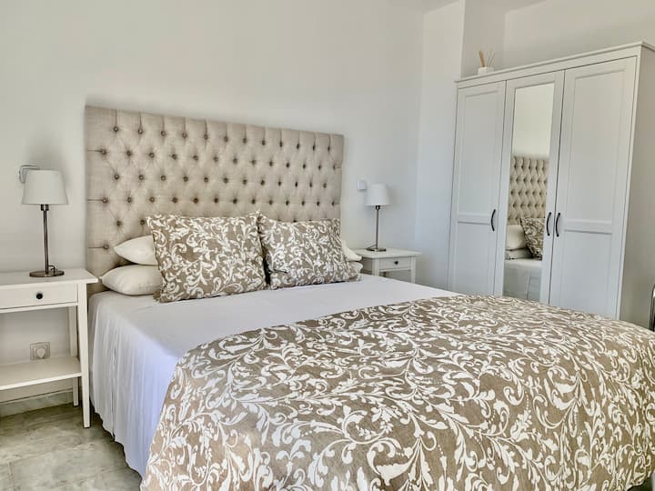 בחדר השינה הראשי, מיטת קינג סייז גדולה ונחמדה, מעוצבת בצבעים בהירים ומרגיעים מאוד  