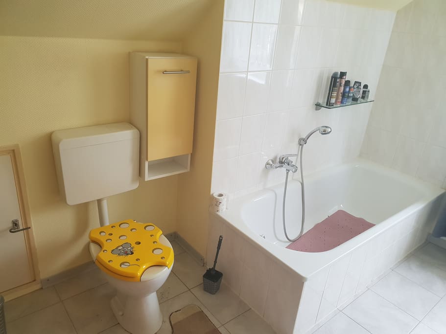 Bad mit Dusche & Badewanne (1. OG)