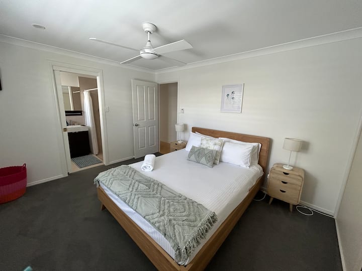 带套房和电视的主卧