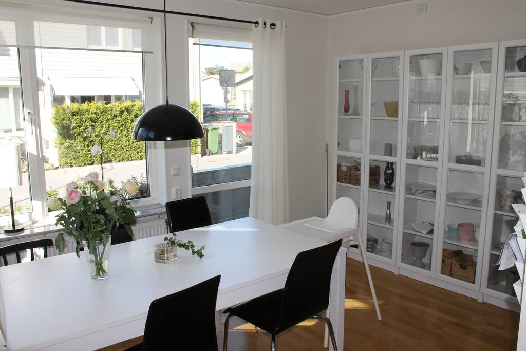 Kök med matplats för 6-8 personer.