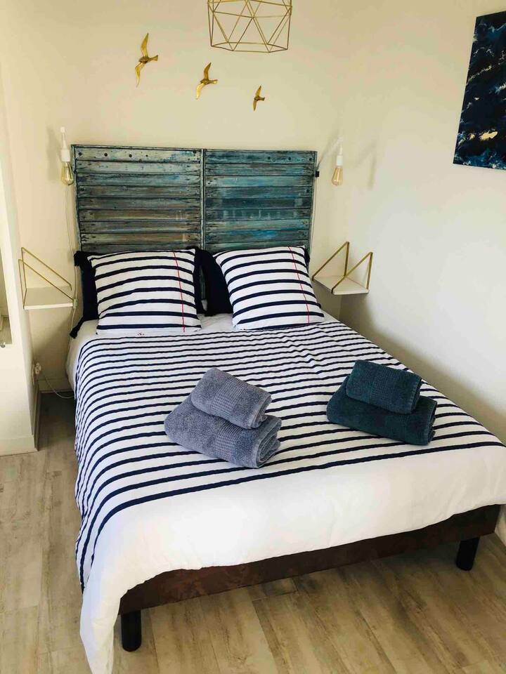 ห้องนอนพร้อมเตียงคู่ขนาด 140x190