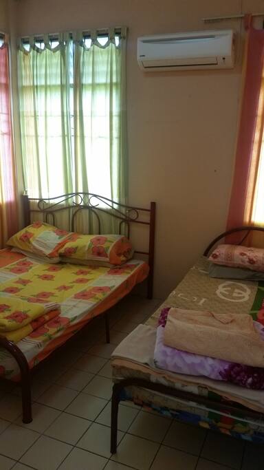 ROOM 1 (3 people)