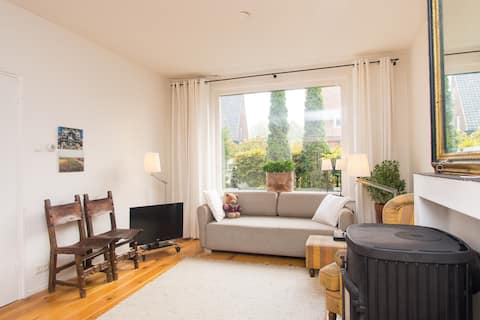 Spacious end house close to center, free parking