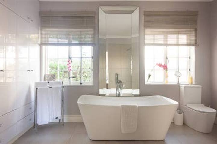 Spacious Home – Mountain Views,Pool,Firepit & BBQ gallery image 3