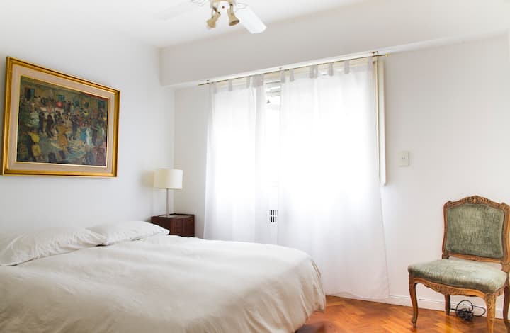 En de 2 slaapkamers (eenpersoonsbedden  of 2 bedden samen)