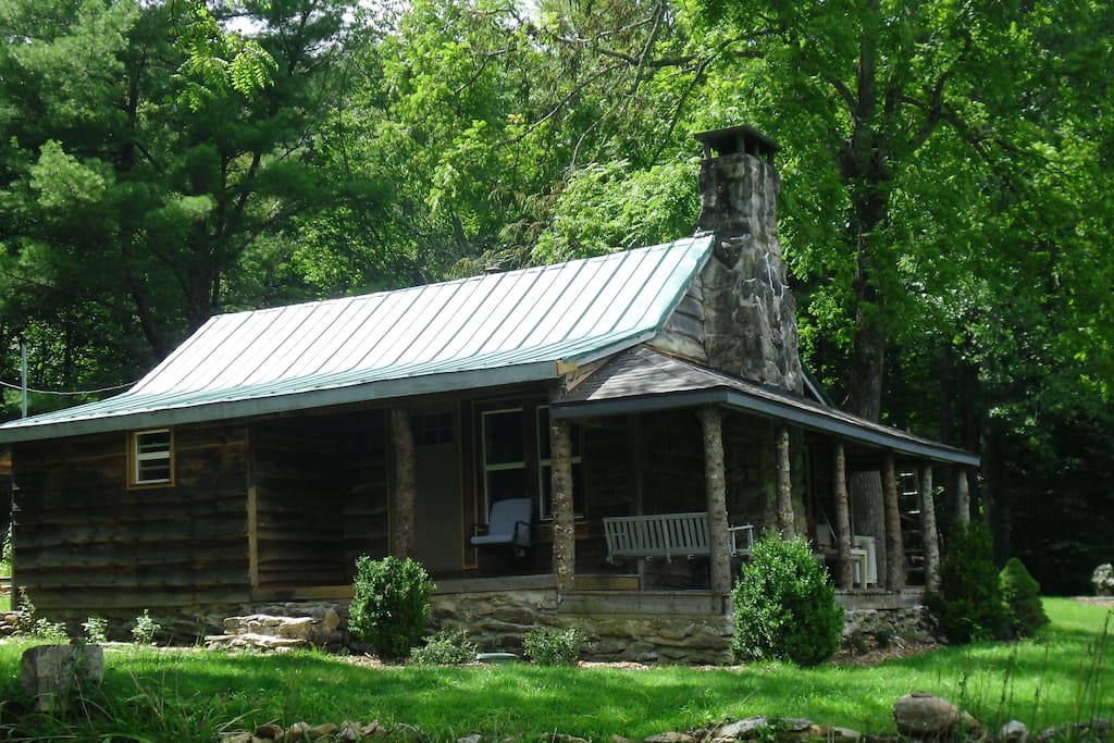 Sams Cabin - peace full, authentic, upscale rustic and fishing just a few steps away on the Watauga River!