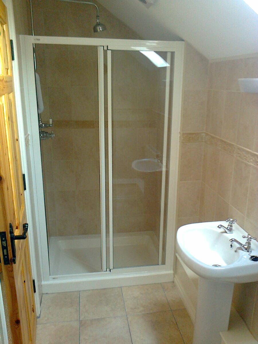 חדרי רחצה מודרניים עם שירותים צמודים