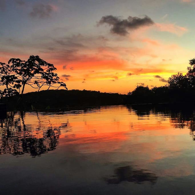 Amanhecer na piscina com bordas infinitas