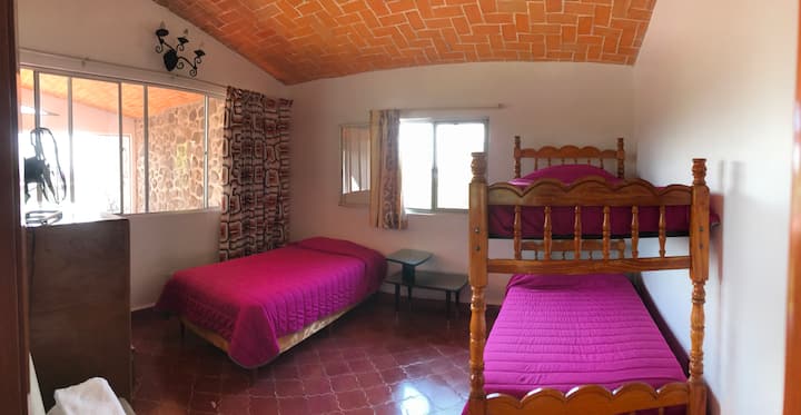 סטודיו, חדר שינה לשלושה אנשים, זה למעלה.