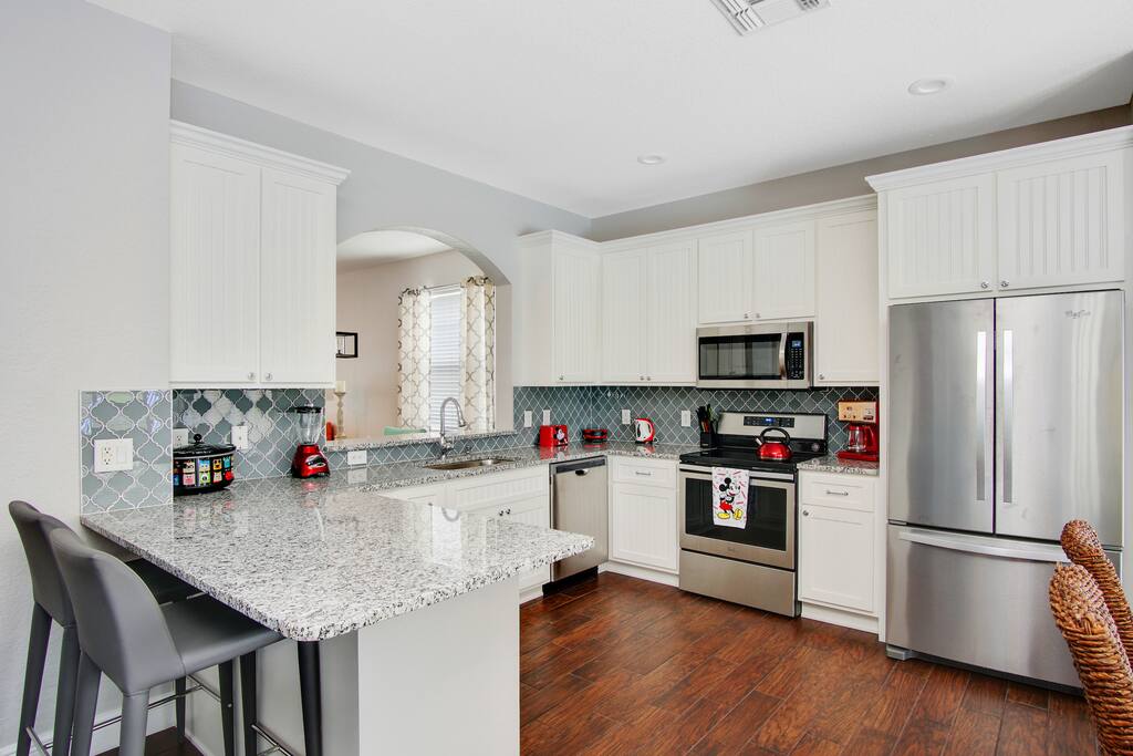 Fully equipped upgraded eat-in kitchen