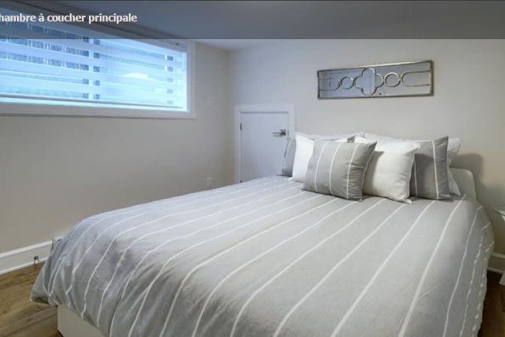 Bedroom - Queen Bed + En suite private bathroom - Chambre à coucher et SDB privée.