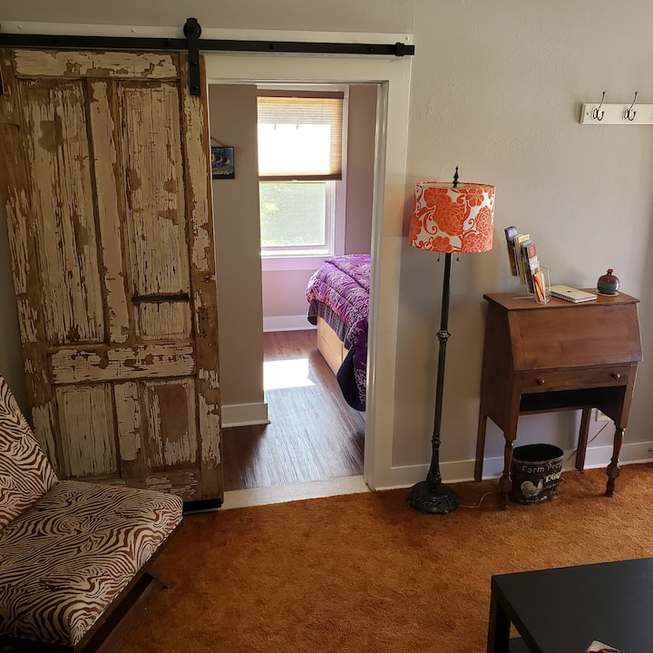 Fólk er hrifið af vistaða „hlöðuhurðinni“ okkar sem býður upp á næði á milli svefnherbergis og stofu.  