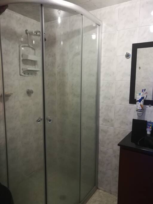Baño con ducha de agua caliente.