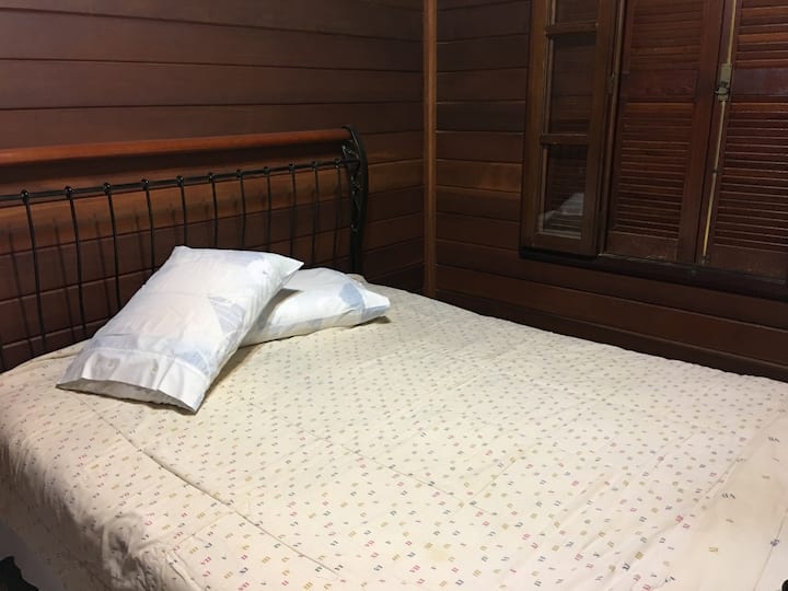 Двойна спалня с двойно легло