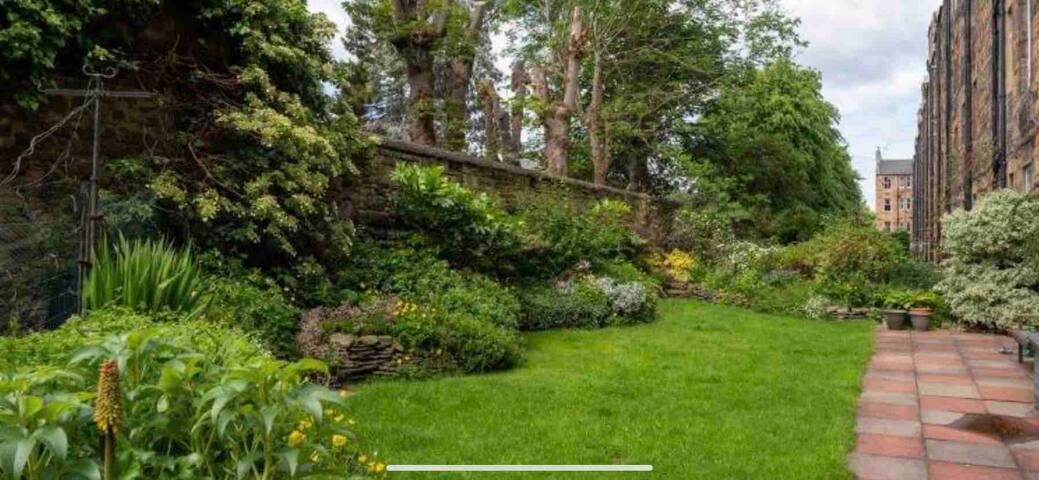 Lovely main door flat south facing back garden gallery image 4