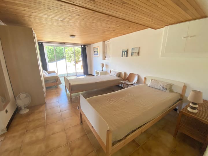 Dormitorio grande con dos camas individuales y sofá