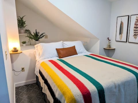 Studio guesthouse in quiet Gresham neighborhood