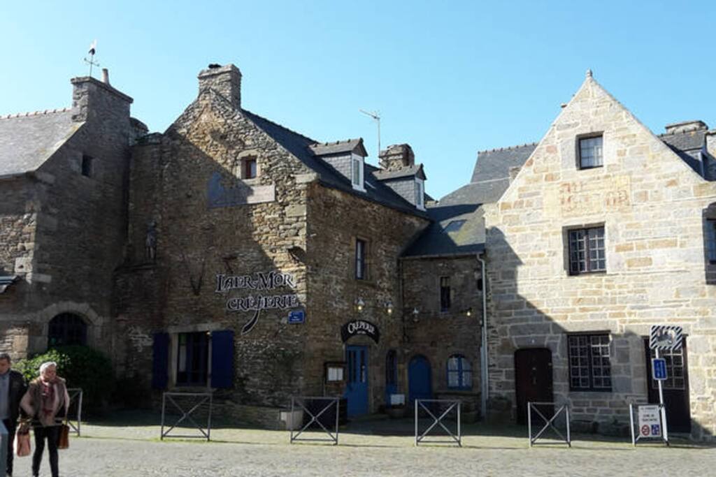 l appartement se situe sur la droite au dessus de la boutique "essentiel" face a la boulangerie "Vents sucres"