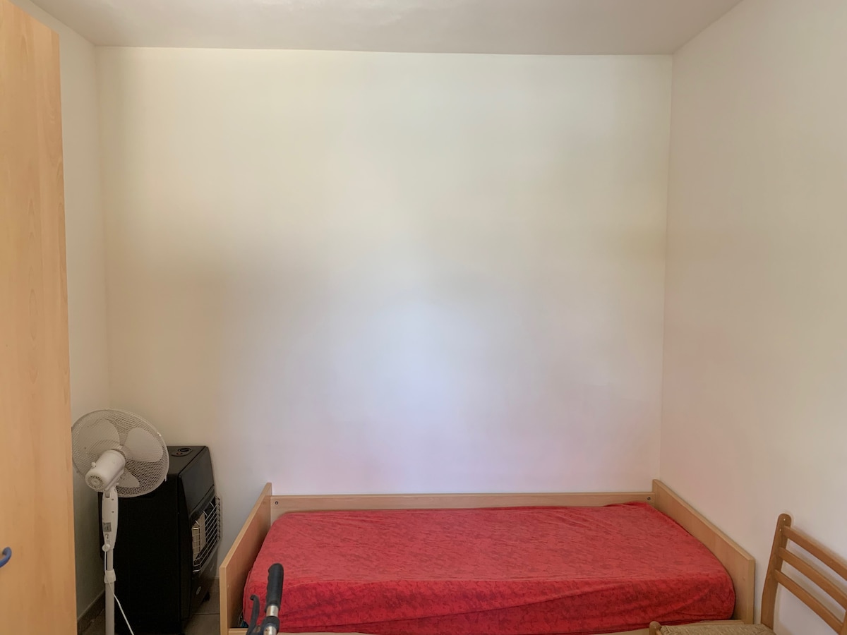 Спалня на приземния етаж с единично/двойно легло