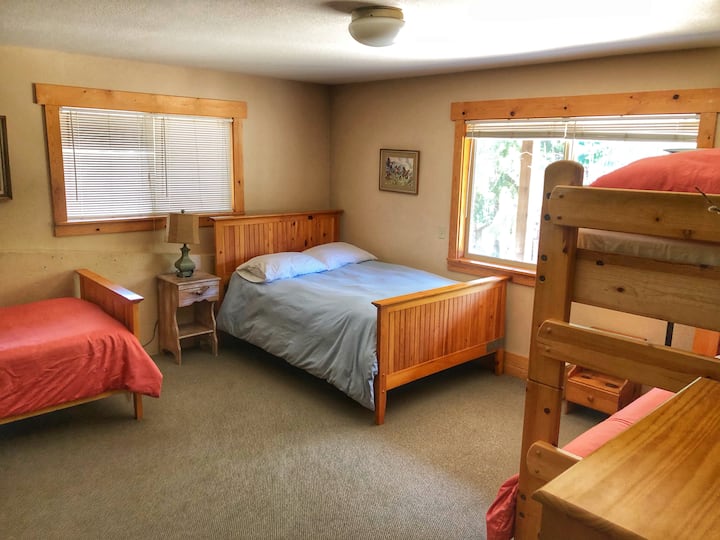 غرفة نوم في الطابق السفلي