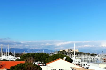 2P dans le vieil Antibes avec balcon sur la marina