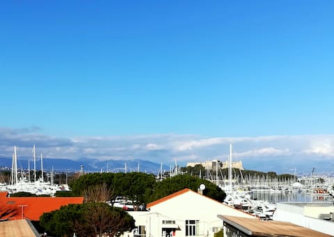 2P dans le vieil Antibes avec balcon sur la marina
