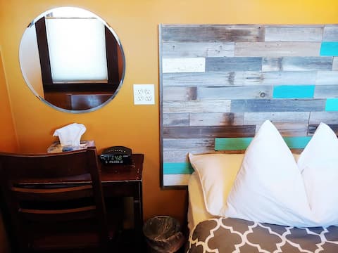 Cozy Private Room Steps to Division St.