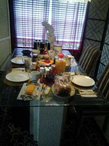 "ENJOY TRUE SOUTHERN HOSPITALITY"{WICKER ROOM}