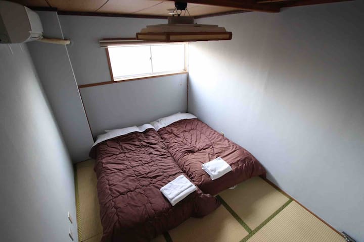 8. (with breakfast) Kuribayashi park 2 minutes on foot Station 5 minutes on foot Ritsuringarden 2min Free bicycle lending available