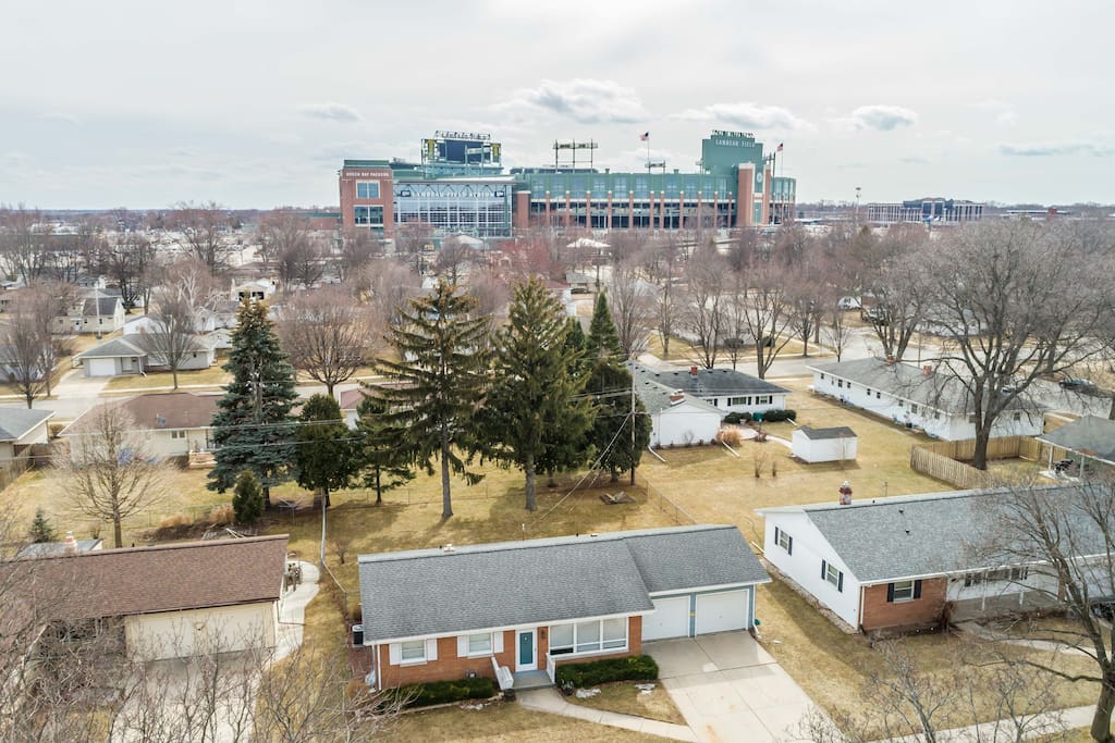 Only 3.5 blocks from Titletown District!