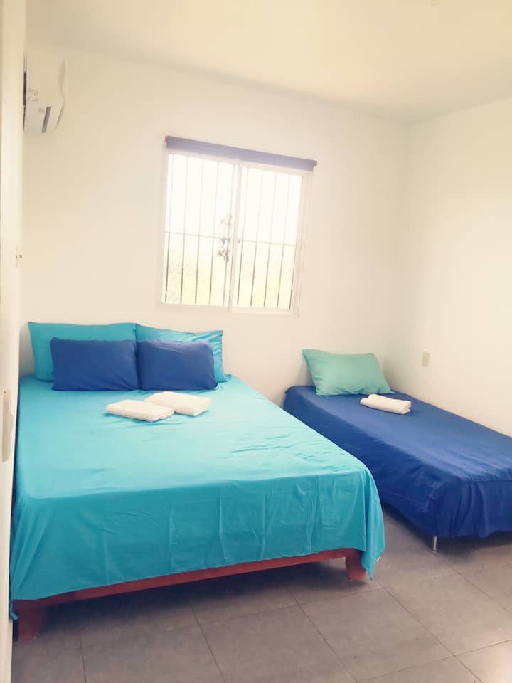 Климатизирана спалня с голям огледален килер
Schlafzimmer mit Klimaanlage und großer Spiegelschrank
Стая с климатик и голям шкаф с огледало
