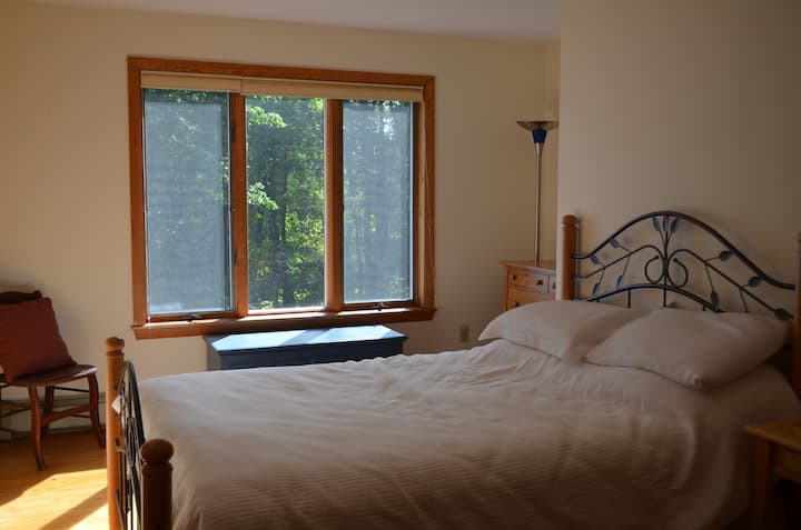 Moja ya vyumba vinne vya kulala kwenye ghorofa ya pili, na mwonekano wa bahari.