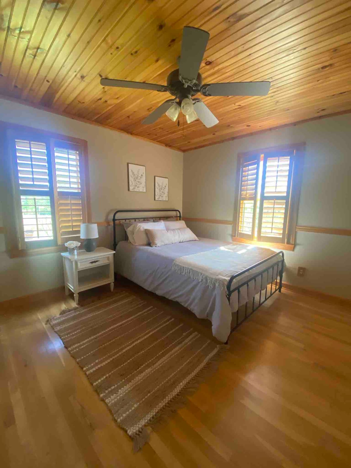 Chumba cha kulala cha 2 kina kitanda cha Malkia chenye godoro la sponji na Runinga mahiri.