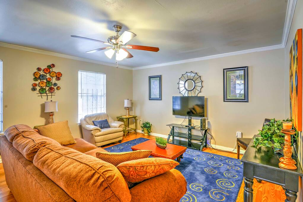 This quaint condo offers 8 lucky guests a warm, inviting interior that is beautifully furnished.