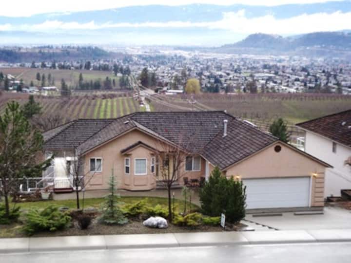 30+ Nights 5 bedroom 3 bath Lake Kelowna City View Guest suites for
