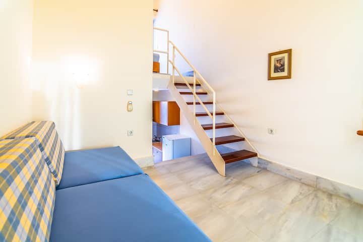 「Orestis酒店」是一个夏季度假胜地，坐落在哈尼亚风景如画的克里特岛村庄Upper Stalos （ Pano Stalos ）的山坡上。 距离著名的Stalos沙滩仅1800米（步行20分钟）。